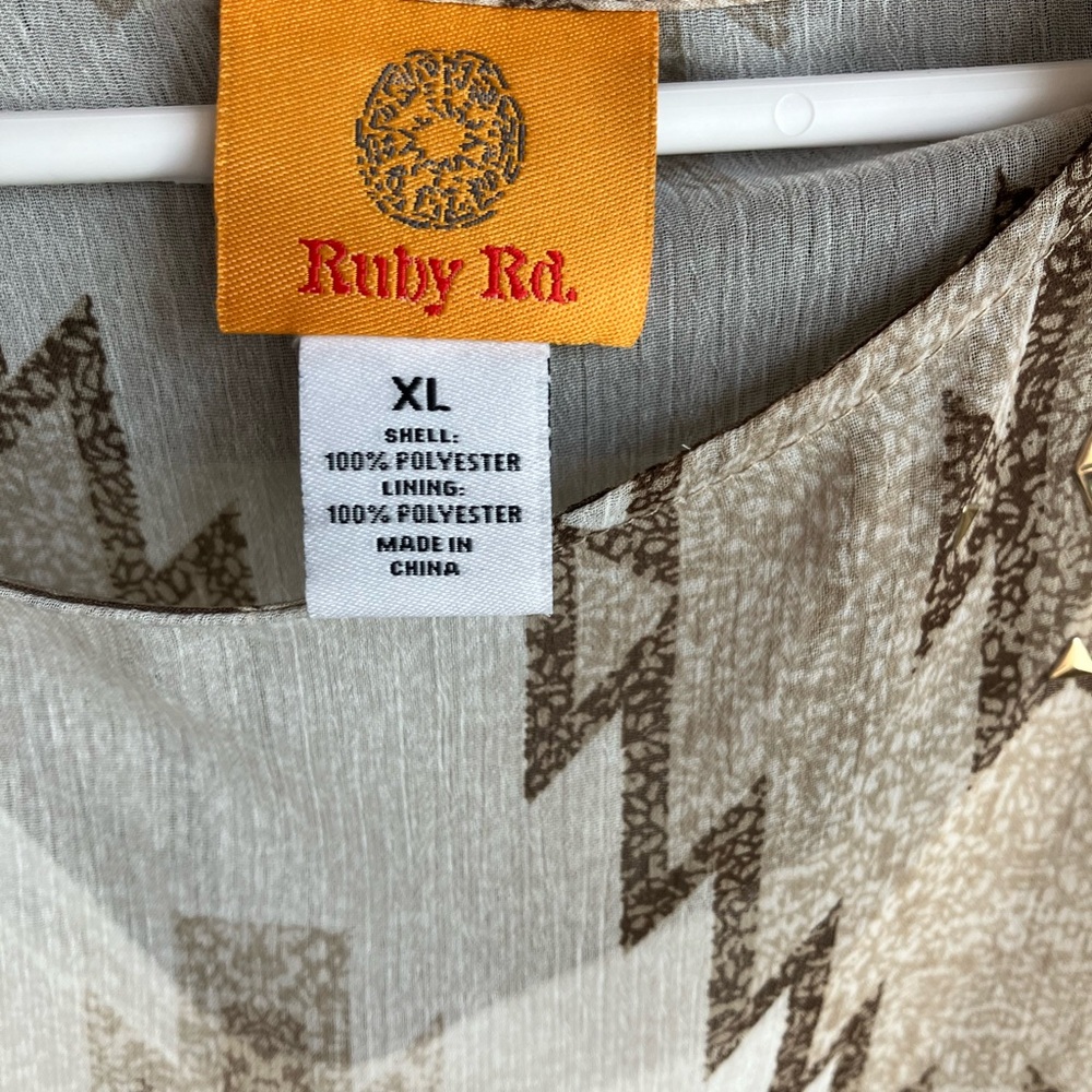 Geometric Patterned Women's Top - Picture 2 of 5